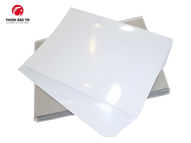 Decal in ảnh 135g A4 (50 tờ) tương thích tốt với máy in phun màu, dễ dàng sử dụng cho công việc in ấn cá nhân và thương mại.