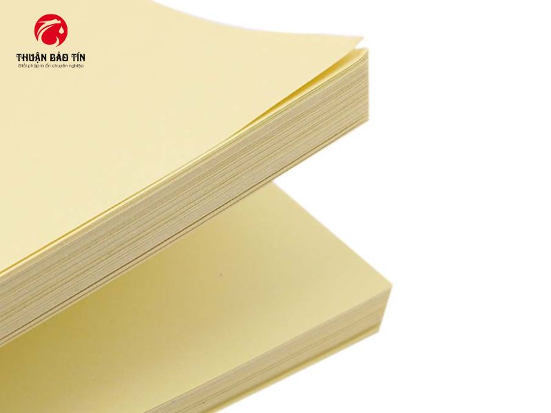 Bề mặt giấy Decal đế vàng A4 cho độ bám mực cao, hạn chế lem mực