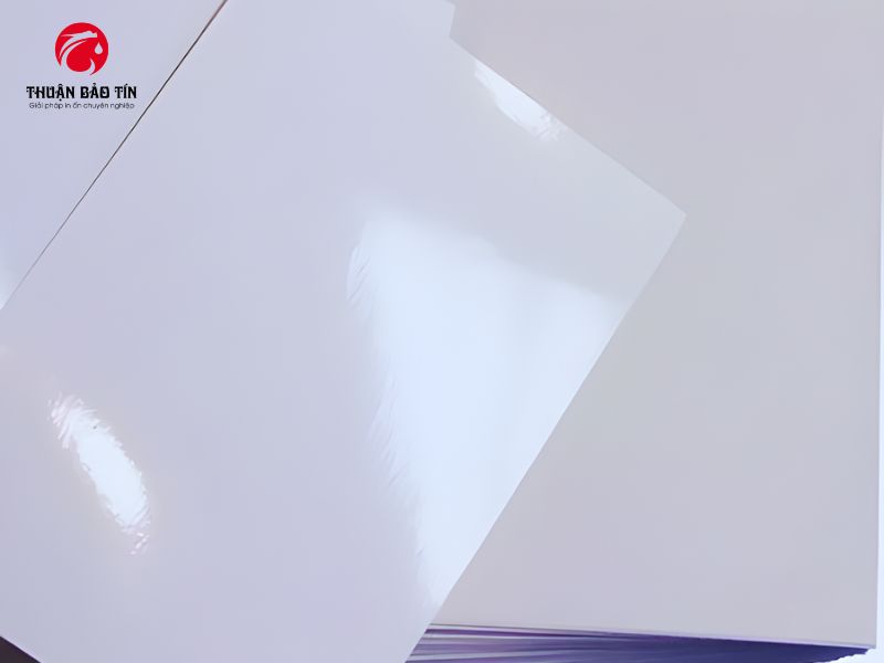 Các định lượng phổ biến của giấy in ảnh A4 1 mặt bóng gồm 135gsm, 180gsm và 230gsm.