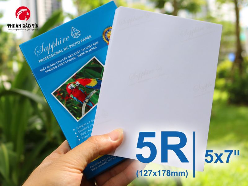 Giấy in ảnh Sapphire 13x18 chính hãng với lớp phủ cao cấp giúp bảo vệ hình ảnh lâu dài.