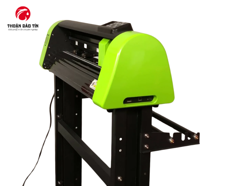 máy cắt bế decal Refine AC721 lực cắt mạnh, xử lý decal dày tốt.
