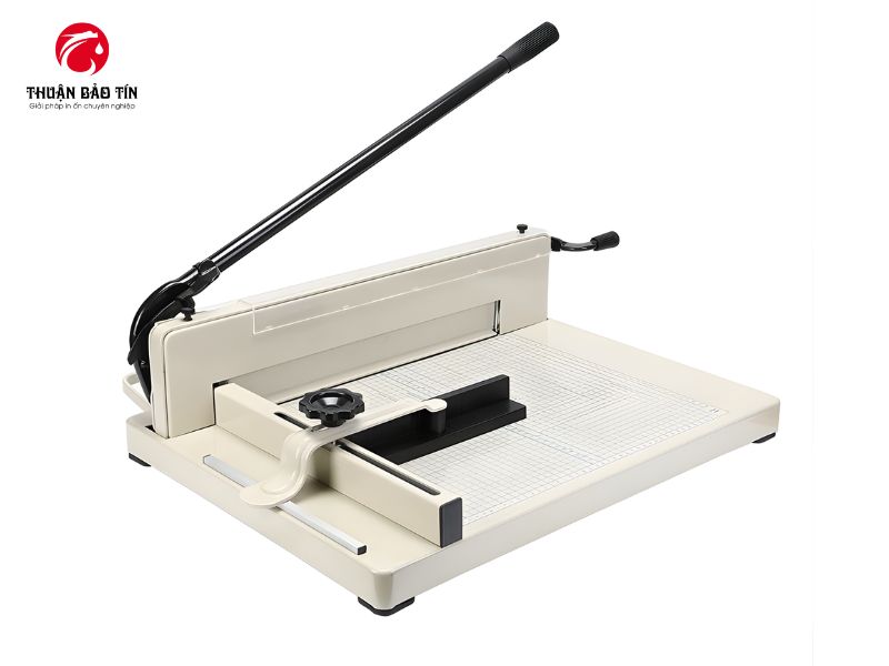 Bàn cắt giấy Bosser 858 A3 sở hữu khung sườn sắt đúc nguyên khối cực kỳ vững chãi.