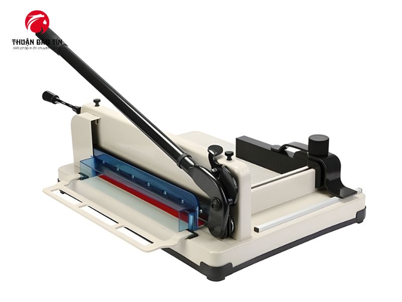 Cận cảnh lưỡi dao thép hợp kim sắc bén của bàn cắt giấy Bosser 858 A3.