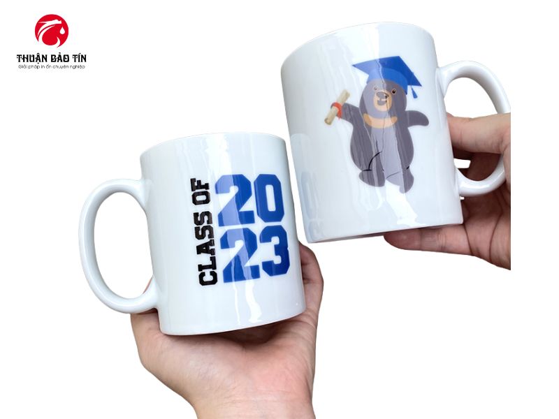 Bề mặt ly sứ in chuyển nhiệt với lớp phủ polymer giúp hình in bám chắc và lâu phai.