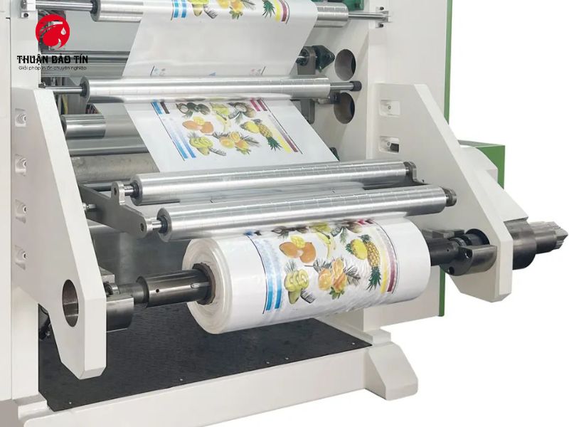 Lớp keo siêu dính của màng nguội OPAM giúp cán không cần nhiệt.