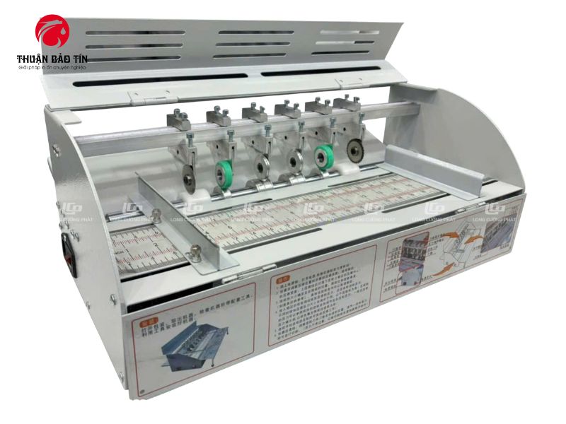 Máy cấn răng cưa hóa đơn A3 sử dụng trong cơ sở in ấn để sản xuất vé, voucher số lượng lớn.