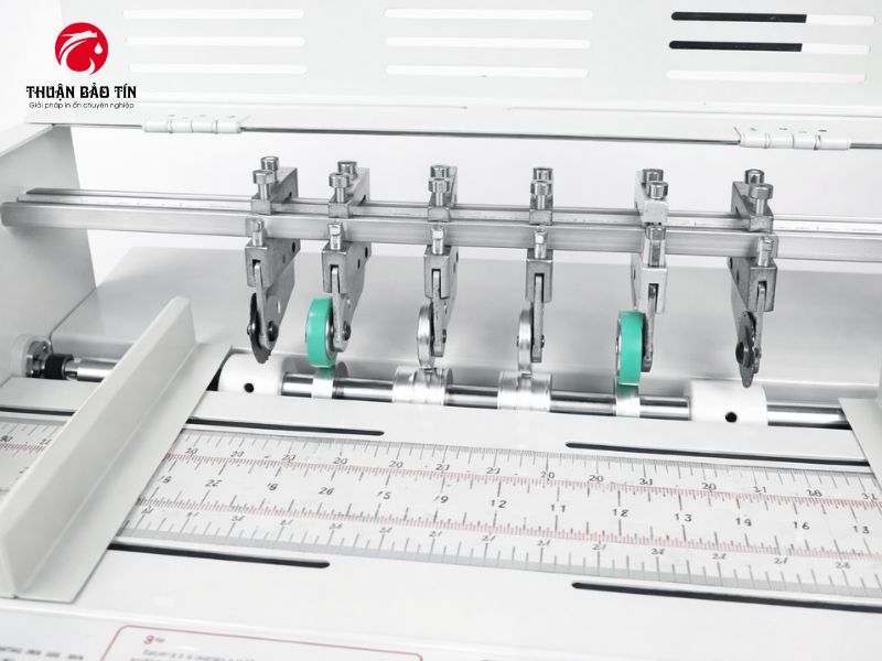 Máy cấn răng cưa hóa đơn A3 giúp doanh nghiệp tiết kiệm thời gian xử lý giấy tờ.