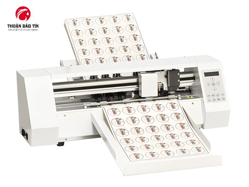 Máy cắt bế Decal A330 tự động hỗ trợ cắt sticker và decal quảng cáo.