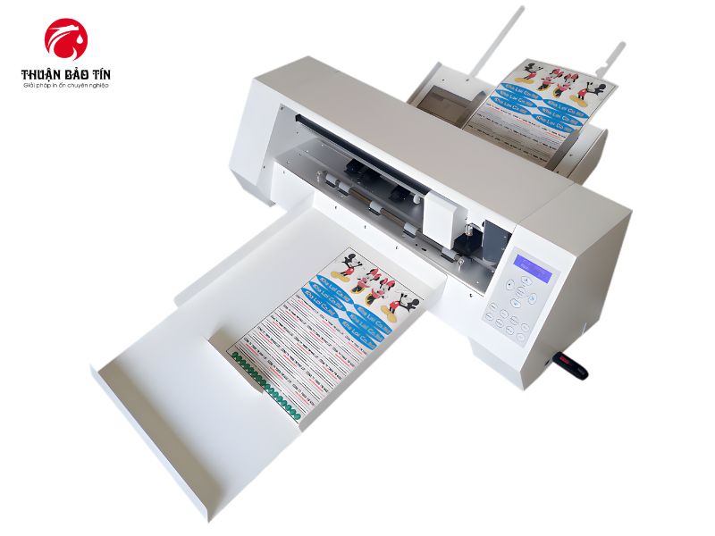 Máy cắt bế Decal A330 ứng dụng trong sản xuất tem nhãn và sticker số lượng lớn.