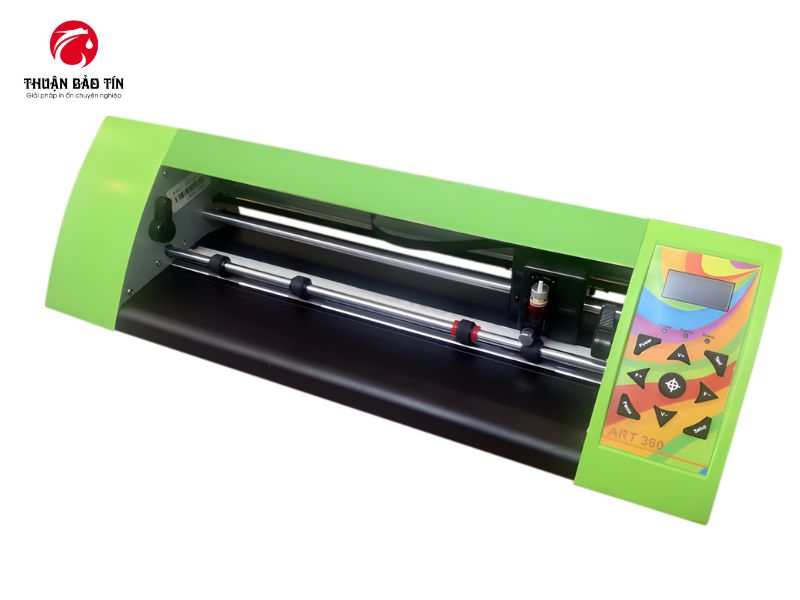 Máy cắt bế Decal ART 360 đang cắt sticker và tem nhãn chính xác.