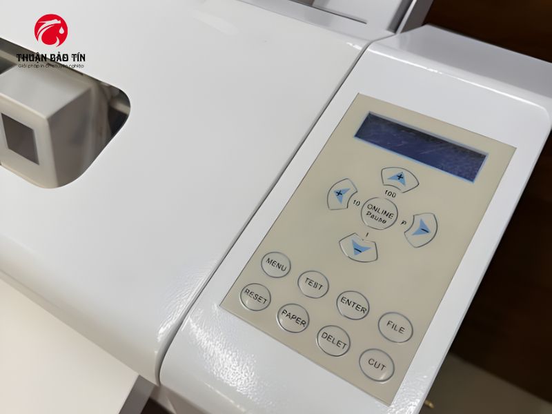 Hoạt động tự động nạp giấy của máy cắt bế Decal lên giấy tự động B13 Plus giúp tăng năng suất