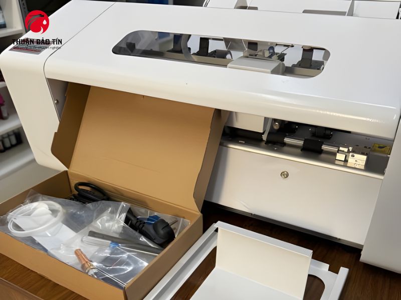 Máy cắt bế Decal lên giấy tự động B13 Plus hỗ trợ nhiều loại decal như decal giấy, nhựa và chuyển nhiệt