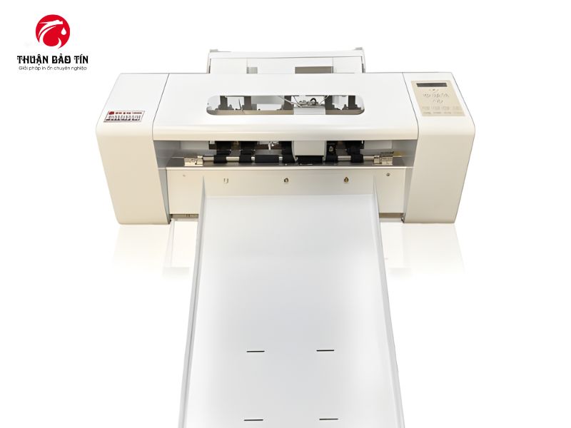 Máy cắt bế Decal lên giấy tự động B13 Plus tại xưởng in tem nhãn chuyên nghiệp
