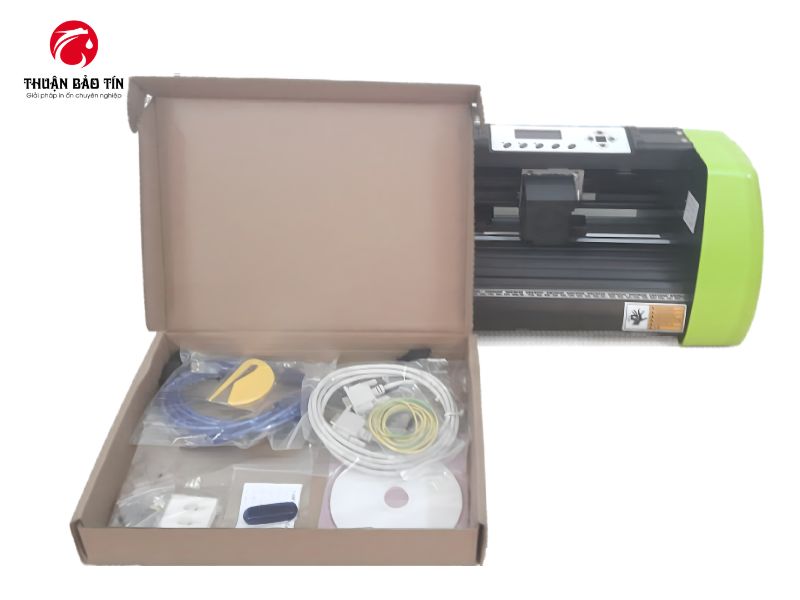 Ứng dụng thực tế của máy cắt bế Decal Refine AC-450 trong sản xuất tem nhãn và sticker.