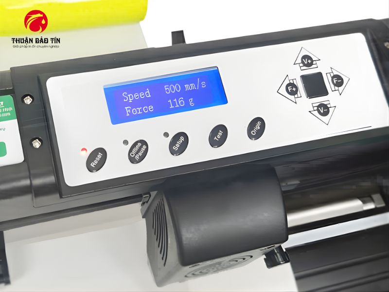 Máy cắt Decal MH721-A với hệ thống trục lăn giúp vật liệu di chuyển chính xác khi cắt.