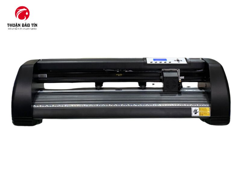 Máy cắt Decal MH721-A là dòng máy được nhiều người lựa chọn nhờ độ ổn định, bền bỉ và khả năng cắt chính xác. Với hiệu suất tốt và mức giá hợp lý, máy cắt Decal MH721-A phù hợp cho các cửa hàng quảng cáo và xưởng in cần một thiết bị chuyên nghiệp tương tự các dòng Refine MH721 hay AC450. Hãy cùng Thuận Bảo Tín tìm hiểu những ưu điểm nổi bật của dòng máy này trước khi quyết định đầu tư. Máy cắt Decal MH721-A là gì? Máy cắt Decal MH721-A là thiết bị cắt Decal chuyên dụng được sử dụng rộng rãi trong lĩnh vực quảng cáo và in ấn nhờ mức chi phí hợp lý nhưng vẫn đảm bảo hiệu suất hoạt động ổn định. Phiên bản này được nâng cấp với trục lăn bằng thép không gỉ có độ bám cao, giúp vật liệu di chuyển chính xác trong quá trình cắt. Máy hỗ trợ cắt trực tiếp từ phần mềm CorelDRAW, sở hữu tốc độ cắt tối đa 800 mm/s, lực cắt lên đến 500 g và có thể xử lý khổ vật liệu tối đa 720 mm, đáp ứng tốt nhiều nhu cầu sản xuất Decal khác nhau. Tính năng nổi bật của máy cắt Decal Refine MH721-A  Điều giúp máy cắt Decal MH721-A trở nên khác biệt chính là hệ thống trục nhám giữ cho giấy Decal không bị lệch, đảm bảo độ chuẩn xác ngay cả khi bạn cắt những file dài hàng mét. Ngoài ra, máy còn sở hữu bộ nhớ đệm lớn, cho phép lưu trữ và xử lý lệnh cắt nhanh chóng mà không cần chờ đợi lâu. Tốc độ cắt nhanh lên đến 800 mm/s Một trong những điểm nổi bật của máy cắt Decal MH721-A là tốc độ cắt tối đa 800 mm/s, giúp xử lý nhanh các đơn hàng Decal với số lượng lớn mà vẫn đảm bảo độ ổn định. Máy hỗ trợ khổ vật liệu tối đa 720 mm và khổ cắt khoảng 630 mm, cho phép cắt nhiều kích thước Decal khác nhau như chữ quảng cáo, logo hoặc tem nhãn. Nhờ tốc độ cao kết hợp với khổ cắt rộng, máy cắt Decal Refine MH721-A giúp các xưởng quảng cáo tiết kiệm thời gian sản xuất và nâng cao hiệu suất làm việc. Độ chính xác cao với sai số chỉ 0.0127 mm Máy cắt Decal MH721-A được thiết kế để đảm bảo độ chính xác cao với sai số chỉ khoảng 0.0127 mm cùng độ phân giải 0.0254 mm/bước, giúp đường cắt luôn sắc nét và đúng theo thiết kế ban đầu. Nhờ khả năng xử lý chi tiết tốt, máy có thể cắt các họa tiết nhỏ như logo, chữ Decal hoặc các đường nét phức tạp một cách chính xác. Điều này giúp máy cắt Decal Refine MH721-A đáp ứng hiệu quả nhu cầu sản xuất Decal chuyên nghiệp trong ngành quảng cáo và in tem nhãn. Cắt trực tiếp từ phần mềm CorelDRAW tiện lợi Một ưu điểm đáng chú ý của máy cắt Decal Refine MH721-A là khả năng cắt trực tiếp từ phần mềm CorelDRAW, giúp người dùng gửi lệnh cắt ngay từ file thiết kế mà không cần chuyển qua nhiều phần mềm trung gian. Máy hỗ trợ các tập lệnh phổ biến như DMPL và HPGL, đồng thời kết nối với máy tính thông qua cổng USB hoặc COM, giúp việc truyền dữ liệu nhanh và ổn định. Nhờ đó, người dùng có thể thao tác dễ dàng và nhanh chóng làm quen với MH721-A. Lực cắt mạnh lên đến 500 g Máy cắt Decal MH721-A được trang bị lực cắt tối đa khoảng 500 g, cho phép điều chỉnh linh hoạt để phù hợp với nhiều loại vật liệu khác nhau như Decal quảng cáo, Decal phản quang, Decal chuyển nhiệt hoặc Decal in áo. Nhờ lực cắt mạnh và ổn định, máy có thể cắt chính xác mà không làm rách hoặc hỏng vật liệu. Ngoài ra, máy cắt Decal MH721-A còn có thiết kế khung kim loại chắc chắn với trọng lượng khoảng 20kg, giúp máy vận hành ổn định và bền bỉ trong quá trình sử dụng lâu dài. Ứng dụng của Máy cắt Decal MH721-A trong đời sống Không chỉ bó hẹp trong ngành quảng cáo, máy cắt Decal MH721-A còn được ứng dụng rộng rãi trong: Cắt tem xe, tem nhãn sản phẩm với độ chi tiết cao. Cắt Decal phản quang cho các biển báo giao thông. Cắt chữ dán kính, trang trí văn phòng và nhà ở. Cắt Decal chuyển nhiệt để in áo thun, đồng phục. FAQ - Câu hỏi thường thường gặp của máy cắt Decal MH721-A Câu hỏi Trả lời Máy cắt Decal MH721-A có khổ cắt tối đa bao nhiêu? Máy có khổ vật liệu 720 mm và khổ cắt thực tế khoảng 630 mm, phù hợp cắt chữ Decal, sticker và tem nhãn quảng cáo. Tốc độ cắt của máy cắt Decal MH721-A là bao nhiêu? Máy cắt Decal MH721-A có tốc độ tối đa 800 mm/s, giúp xử lý nhanh các đơn hàng Decal số lượng lớn. Độ chính xác của máy cắt Decal Refine MH721-A như thế nào? Máy có độ chính xác khoảng 0.0127 mm và độ phân giải 0.0254 mm/bước, đảm bảo đường cắt sắc nét. Máy cắt Decal MH721-A kết nối với máy tính bằng cổng nào? Máy hỗ trợ kết nối USB và COM, đồng thời tương thích với các tập lệnh DMPL và HPGL. Máy cắt Decal MH721-A có thể cắt những vật liệu nào? Máy có thể cắt Decal quảng cáo, Decal dán kính, sticker, tem nhãn và Decal chuyển nhiệt in áo.  Thuận Bảo Tín - Địa chỉ cung cấp máy cắt Decal MH721-A uy tín tại Đà Nẵng Tại Đà Nẵng, Thuận Bảo Tín là địa chỉ tin cậy chuyên cung cấp các dòng máy cắt Decal MH721-A chính hãng. Chúng tôi cam kết hàng mới 100%, có đầy đủ linh kiện thay thế và đội ngũ kỹ thuật hỗ trợ tận tình. Bảo hành minh bạch, hỗ trợ kỹ thuật nhanh chóng trong quá trình sử dụng. Giá bán cạnh tranh do nhập trực tiếp từ nhà sản xuất. Hướng dẫn cài đặt và sử dụng chi tiết cho khách hàng mới. Miễn phí giao hàng nội thành Đà Nẵng, hỗ trợ vận chuyển toàn quốc. Đầu tư máy cắt Decal MH721-A là lựa chọn hợp lý cho những ai muốn phát triển lâu dài trong lĩnh vực quảng cáo - in ấn. Với chi phí đầu tư vừa phải, máy có độ bền cao, hoạt động ổn định và giúp thu hồi vốn nhanh. Thuận Bảo Tín cam kết cung cấp máy cắt Decal Refine MH721-A chất lượng, hỗ trợ bạn tạo ra những sản phẩm sắc nét và chuyên nghiệp. Liên hệ ngay để nhận báo giá và ưu đãi hấp dẫn tại Đà Nẵng. >> Xem ngay: Máy cắt bế Decal Refine AC450 - Khổ A3 Máy cắt bế Decal Refine mini 450L
