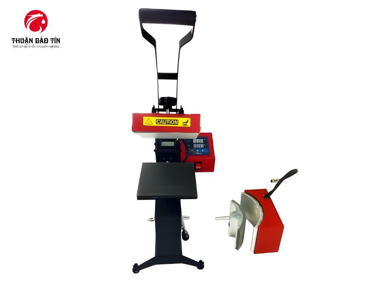 Máy ép nhiệt 2 trong 1 logo và mũ đang thực hiện ép logo lên mũ lưỡi trai