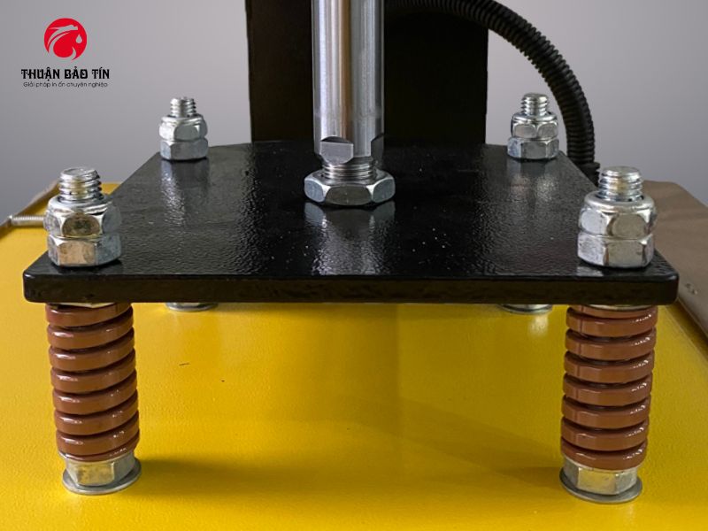 Ứng dụng máy ép nhiệt khí nén 40x60cm trong in áo thun đồng phục số lượng lớn