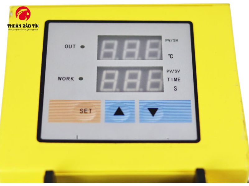 Bảng điều khiển điện tử hiển thị nhiệt độ và thời gian chính xác, dễ sử dụng