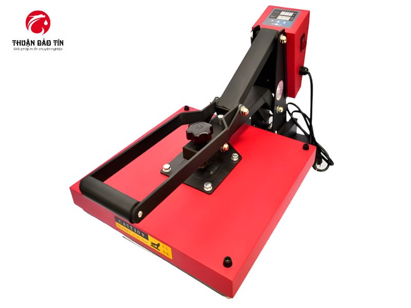 Máy ép nhiệt phẳng 40x50 cao áp đang hoạt động, cho ra sản phẩm in sắc nét và bền màu.