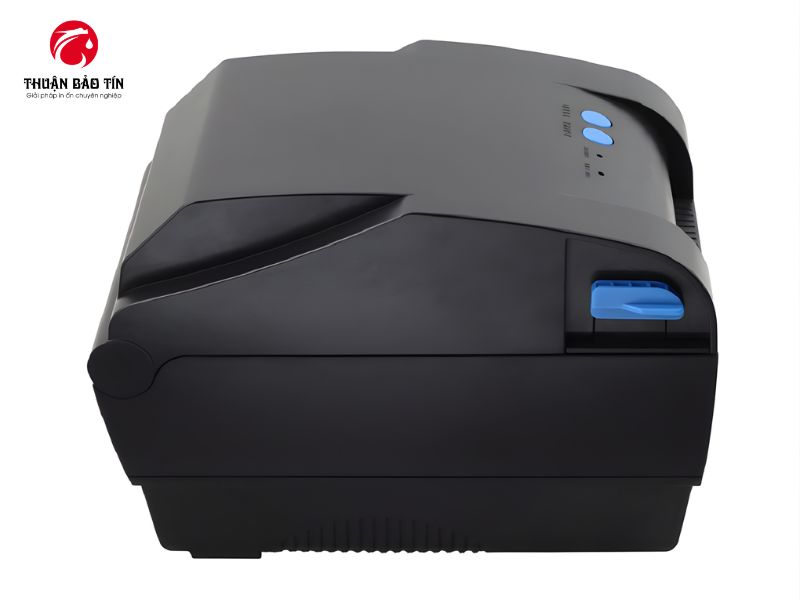 Máy in tem mã vạch XPrinter XP-365B đang in tem barcode cho sản phẩm.