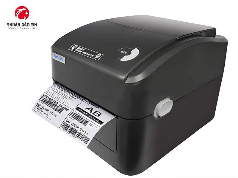 Cấu tạo bên trong của máy in tem mã vạch Xprinter XP-420B với hộc chứa giấy lớn tiện lợi.