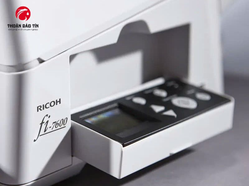 Hệ thống khay nạp của máy scan Ricoh fi-7600 hỗ trợ quét tài liệu A3 hai mặt tự động.