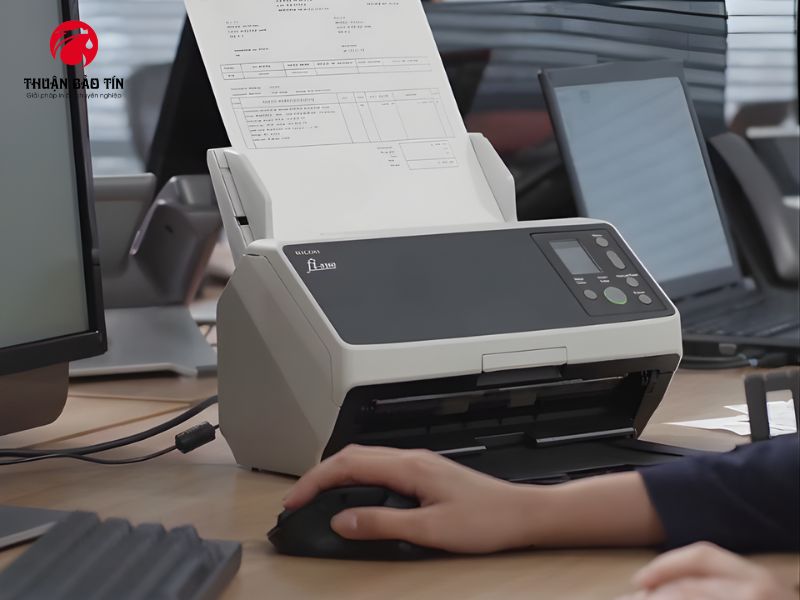 Máy quét Ricoh FI-8150U hỗ trợ quét thẻ nhựa, hộ chiếu và nhiều loại tài liệu đặc thù.